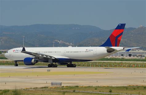 A 330 300 DELTA AIRLINES N813NW 799 28 06 15 BCN L AMI DU TARMAC Flickr