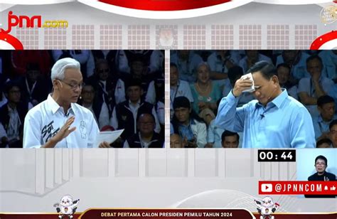 Prabowo Langsung Mengelap Dahi Dan Pipi Saat Ditanya Ganjar Soal