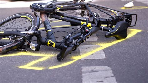 Bayern Freising Radfahrer Stirbt Nach Sturz In Freising Polizei