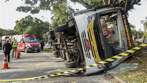 Passageiro morre após ônibus tombar perto do Aeroporto Santos Dumont