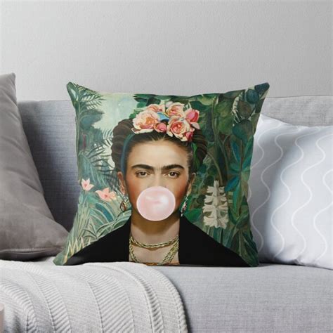 Dekokissen for Sale mit Frida Kahlo bläst rosa Kaugummi Dschungel von