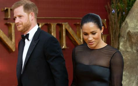 Prins Harry En Meghan Zijn Hun Koninklijke Titels Kwijt Samen Met Heel