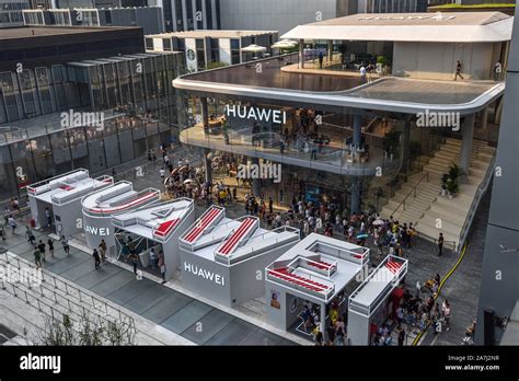 consumers flock     experience   huaweis global