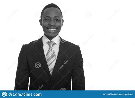 Retrato De Feliz Joven Y Apuesto Hombre De Negocios Africano Con Traje