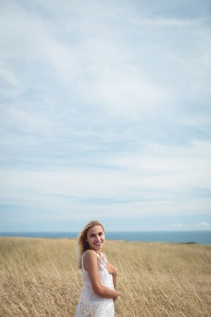 Femme Blonde Souriante Debout Dans Champ Photo Gratuite