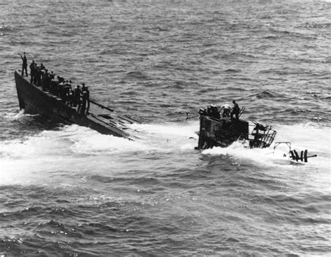 [Photo] United States Navy salvage crew on the bow and bridge of the ...