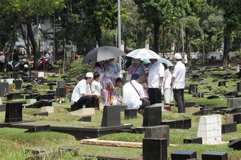 Ziarah Makam Hari Pertama Lebaran