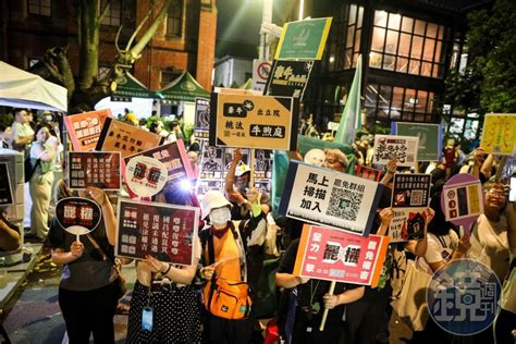 【圖輯】覆議案遭否決「青鳥」不氣餒 雨後3萬人集結！曹興誠喊罷免中共安插立委