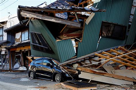 Japan In Battle Against Time To Rescue New Year S Day Quake Survivors