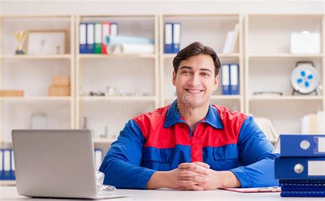 Ouvrier Dans Le Fonctionnement D Uniforme Sur Le Projet Image Stock