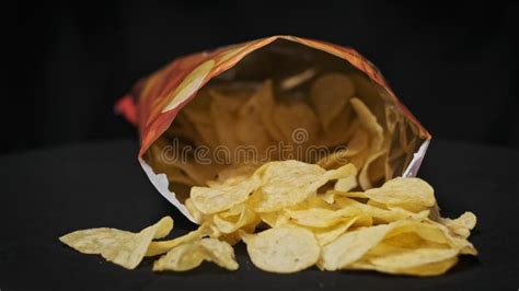 Una Bolsa Abierta De Papas Fritas Rota En Un Armario Negro De Fondo