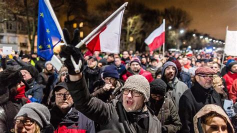 Pologne Des Milliers De Manifestants Pour D Fendre La D Mocratie