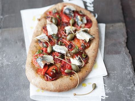 Pizza Mit Sardinen Und Tomaten Aus Dem Ofen Rezept Eat Smarter