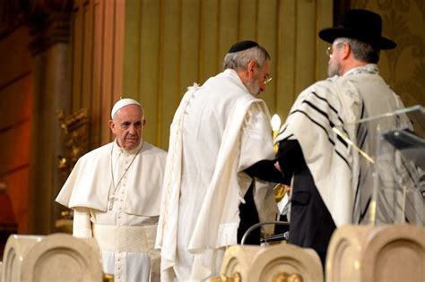 Papa Francesco la Faz attacca la sua ambiguità su Israele lo paragona