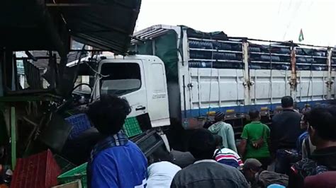 Kecelakaan Beruntun Di Simpang Pasar Kertek Wonosobo Truk Galon Air