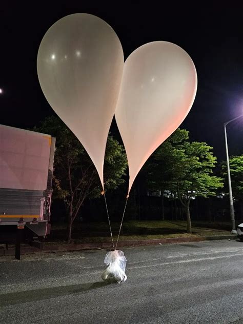 Kim Jong Un Env A M S De Globos Rellenos De Basura Y Mugre A