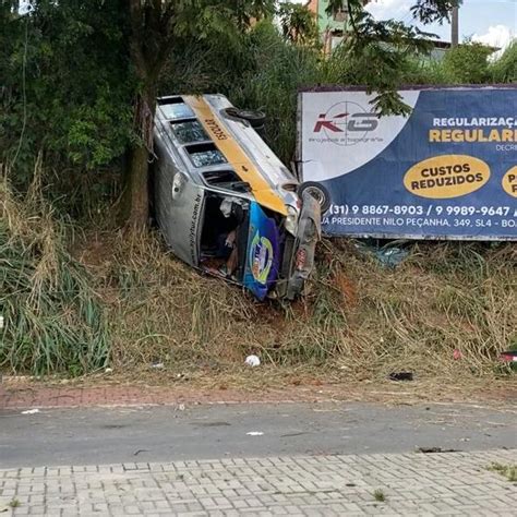 Van escolar que caiu em barranco crianças em Santa Luzia estava