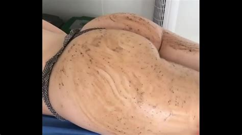 Grabando durante masaje con café en las nalgas de una clienta de años en el spa XVIDEOS