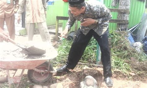 Peletakan Batu Pertama Pembangunan Toilet Dan Kamar Mandi Pondok