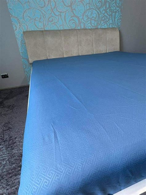 Мягкая натяжная простынь на кровать на резинке 180x200x15 см микросатин ...