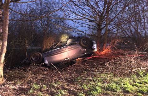 Vor Autobahnauffahrt Auto durchbricht Zaun und landet in Bäumen