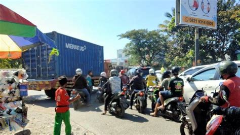 Macet Panjang Di Jl Perintis Kemerdekaan Makassar Ada Truk Kontainer