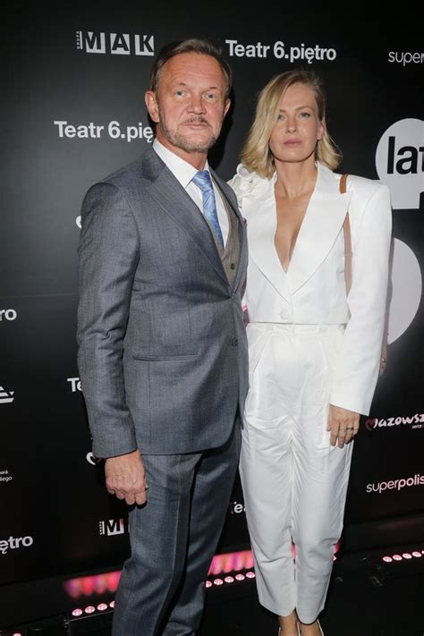 Edyta Pazura pręży mięśnie w czerwonym bikini pozując na dubajskiej