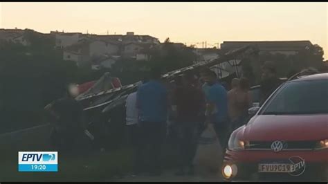 Batida Entre Carreta E Dois Carros Deixa Duas Pessoas Feridas Na Br 491