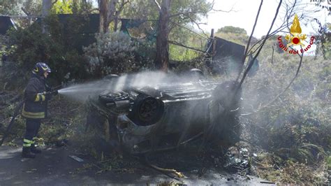 Lipari Auto Si Ribalta E Va A Fuoco Salvo Il Conducente