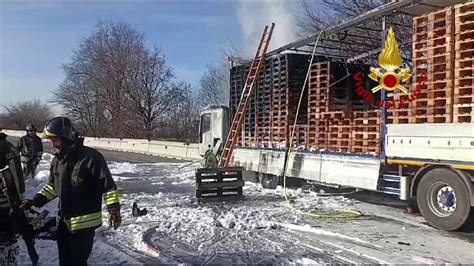 Parma A Fuoco In Tangenziale Camion Carico Di Bancali In Legno La