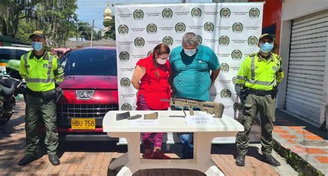 Policía descubre carro caleta con poderosa arma