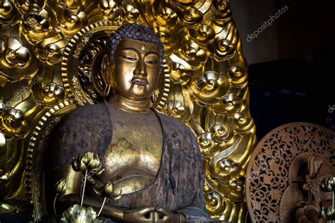 Estatua de buda de oro del templo de Hase dera en Kamakura Japón Sep