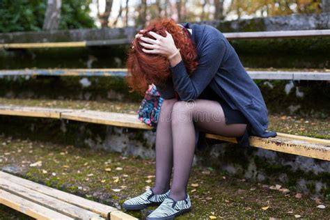 Femme Triste S Asseyant Sur Le Banc En Parc Image Stock Image Du