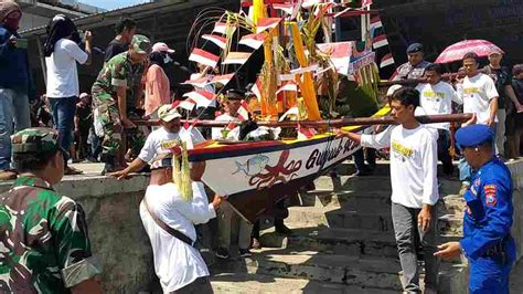 Ungkapan Rasa Syukur Atas Melimpahnya Tangkapan Ikan Ratusan Nelayan