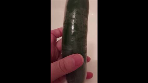 Geneukt Met Een Met Condoom Bedekte Komkommer Repost Pornhub Gay