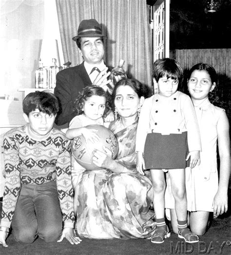 Bollywood Actor Dharmendra Rare Family Pic - MERE PIX