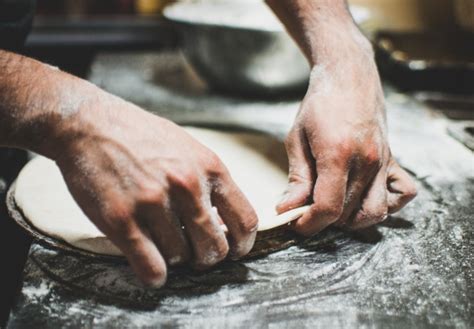 Cómo se prepara una sabrosa masa crujiente de pizza