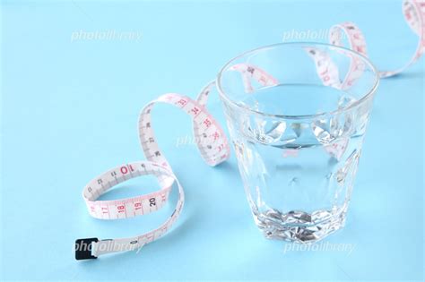 水ダイエットイメージ―水の入ったグラスとメジャー 写真素材 [ 7371944 ] フォトライブラリー Photolibrary