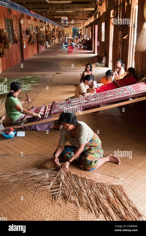 Las Mujeres Iban Tejiendo En La Nanga Sumpa Longhouse En Sarawak