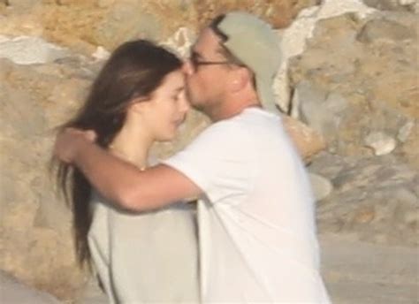 Leonardo DiCaprio e Camila Morrone têm momento de ternura em passeio na