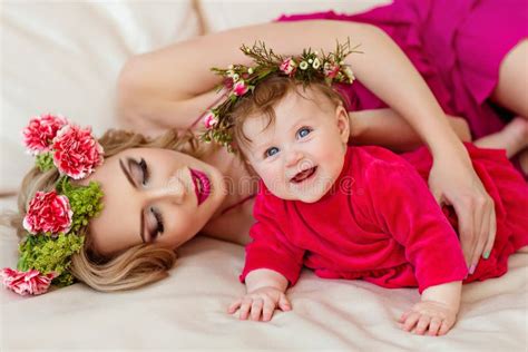 Belle Maman Blonde Mince Dans La Robe Rouge Et Une Guirlande Des Fleurs L Photo Stock Image Du