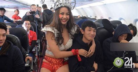 Người mẫu mặc bikini đón U VN được mời đi tiếp khách giá USD giờ ra sao