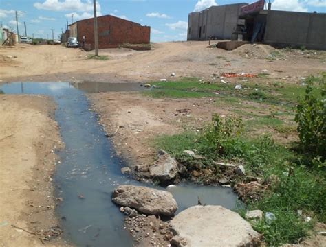 Esgoto a céu aberto incomoda moradores do bairro Santo Antônio em Ouricuri