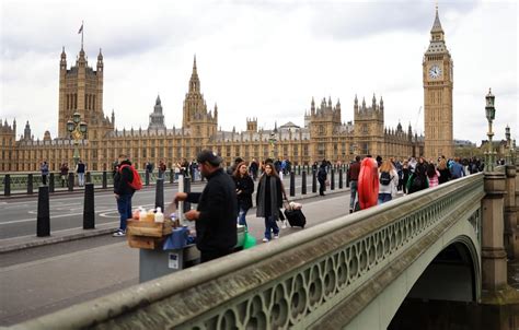 El Parlamento británico aprueba el envío de migrantes a Ruanda