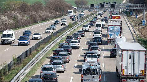 Stau Gefahr In Nrw Auf Welchen Autobahnen Es Am Wochenende Eng Werden Kann