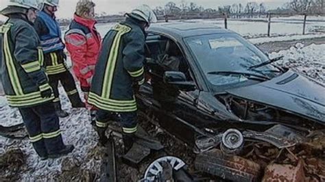 J Hrige Nach Unfall In Lebensgefahr Shz