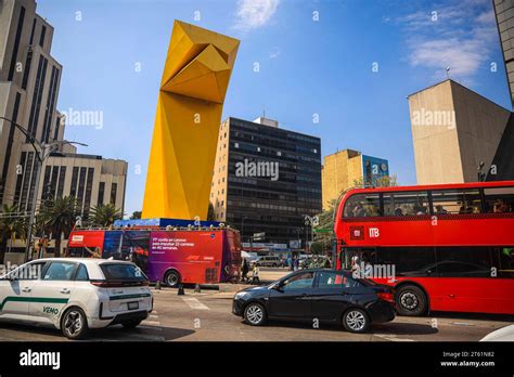 Metrobús pasa por la estatua amarilla de El Caballito del escultor