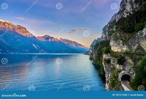 Bela Paisagem Vista Do Lago Garda E Da Trilha Do Lago Esculpida Na