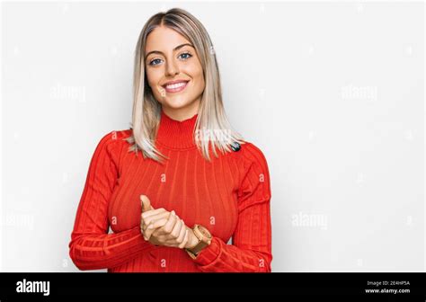 Sch Ne Blonde Frau Tr Gt Casual Kleidung Mit H Nden Zusammen Und Gekreuzte Finger L Chelt