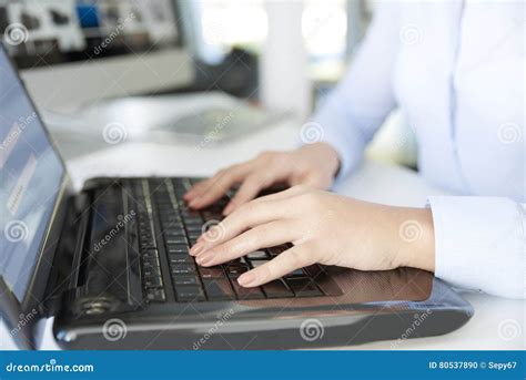 Dactilografia No Teclado Foto De Stock Imagem De Banco 80537890